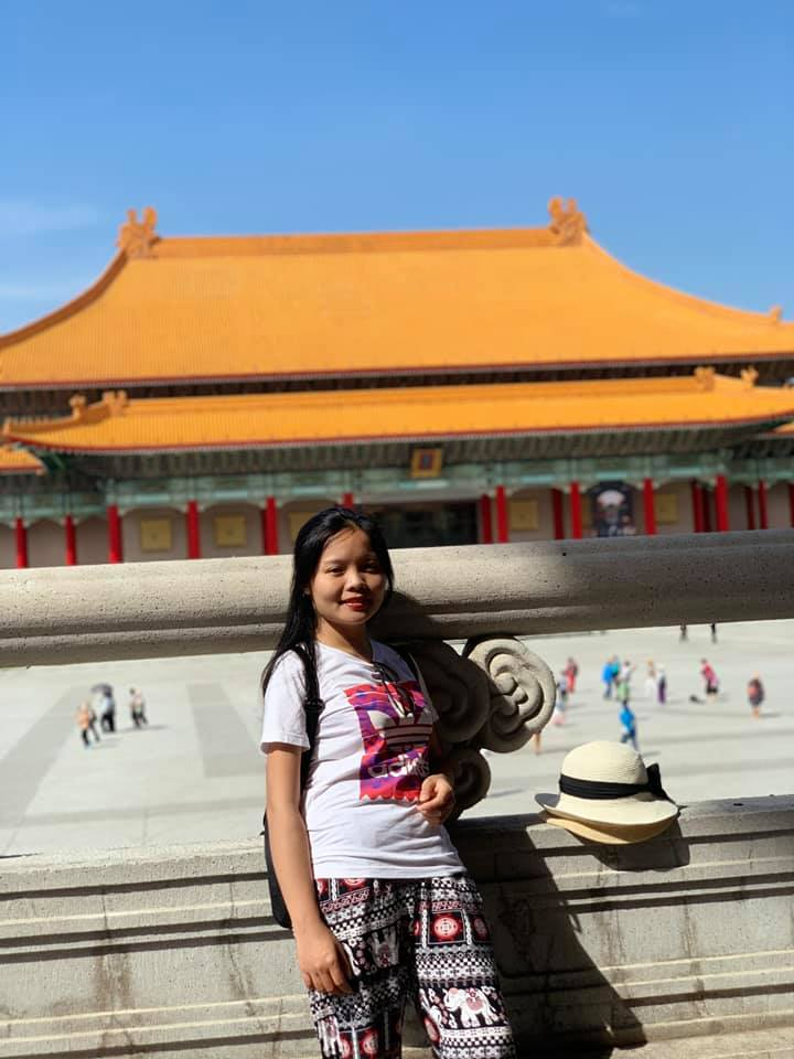 Đôi giày cô Hồ Hải Duyên