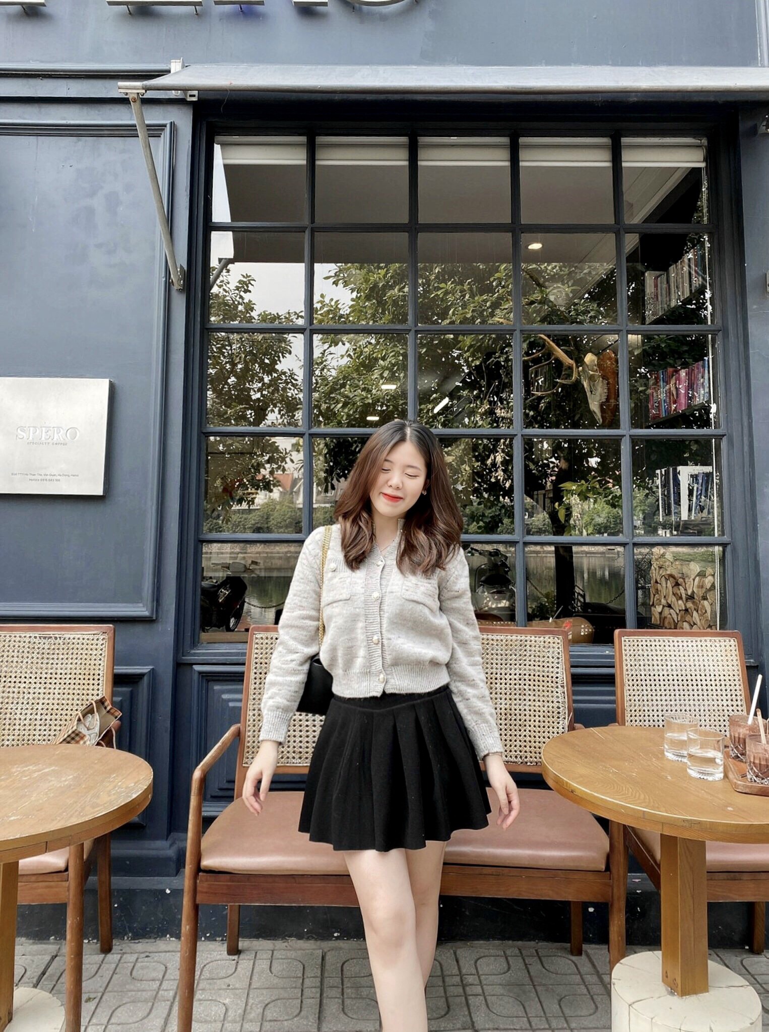 Đôi giày/dép của chị Trang Nhung và chị Tú Anh