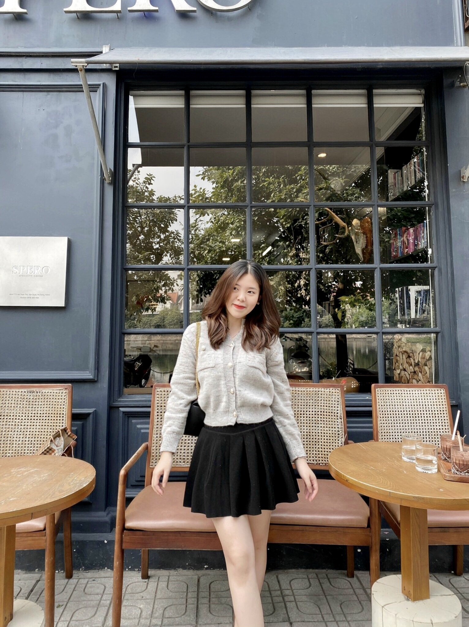 Đôi giày/dép của chị Trang Nhung và chị Tú Anh