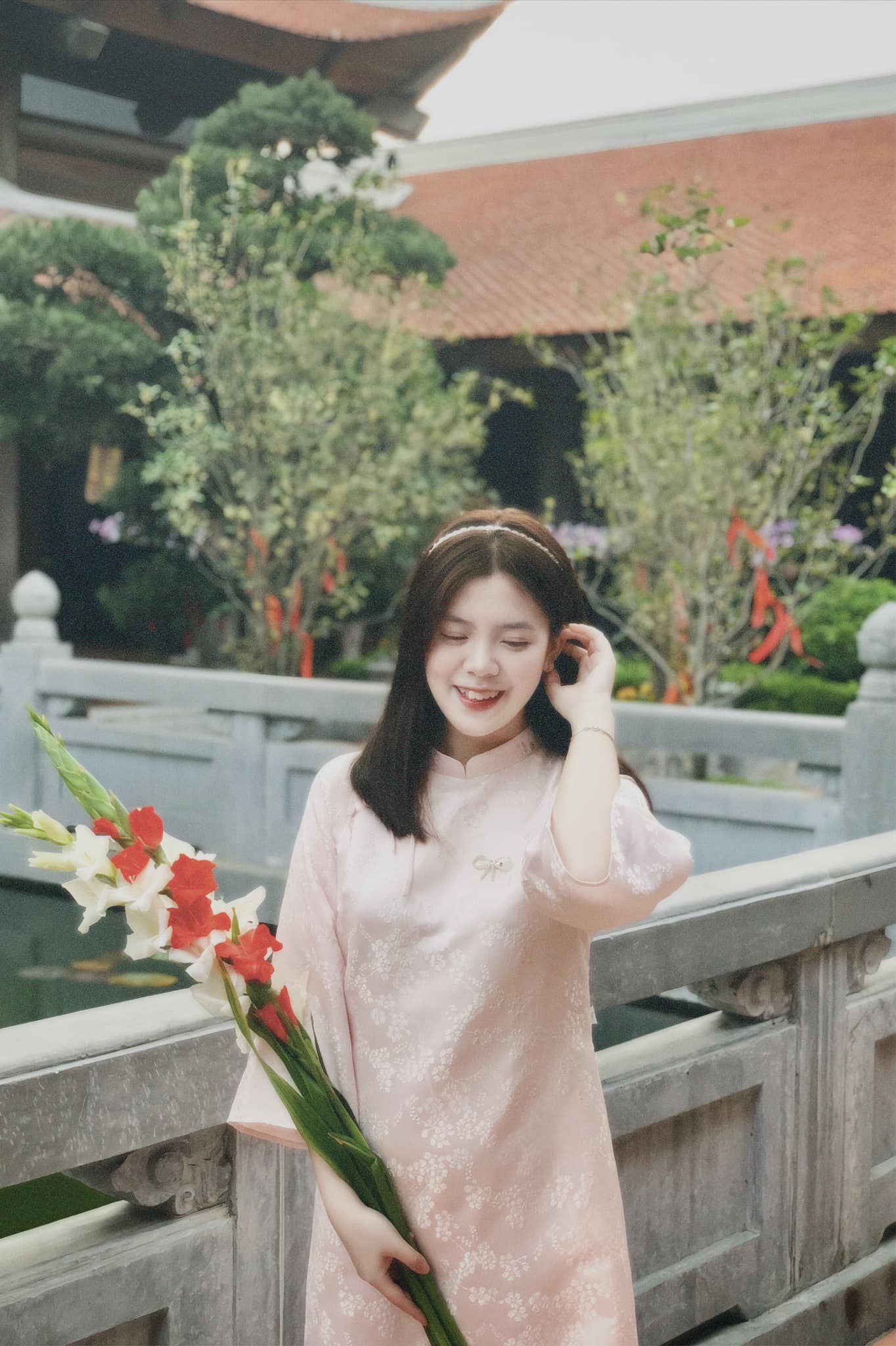 Đôi giày/dép của chị Trang Nhung và chị Tú Anh