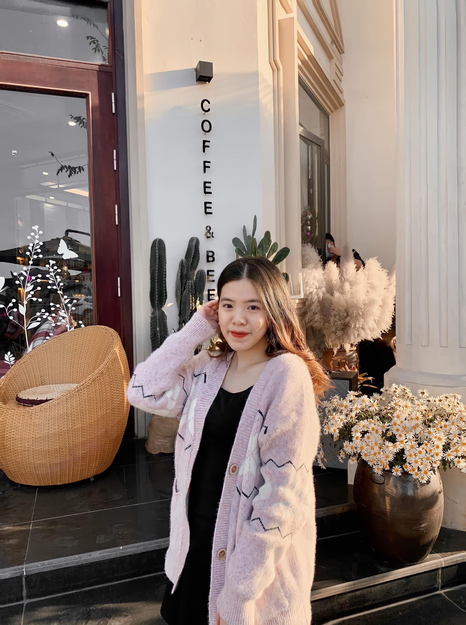 Đôi giày/dép của chị Trang Nhung và chị Tú Anh
