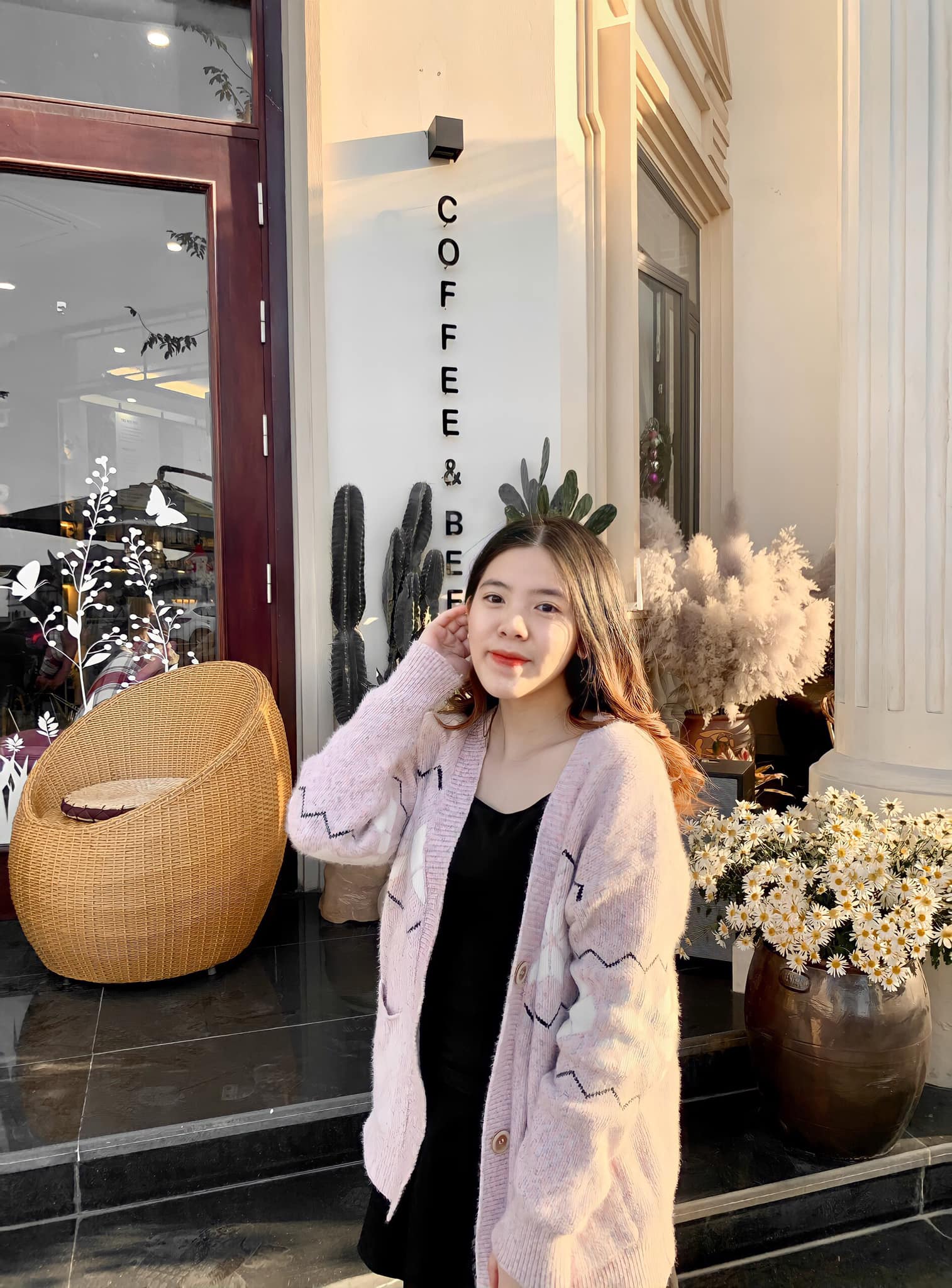 Đôi giày/dép của chị Trang Nhung và chị Tú Anh