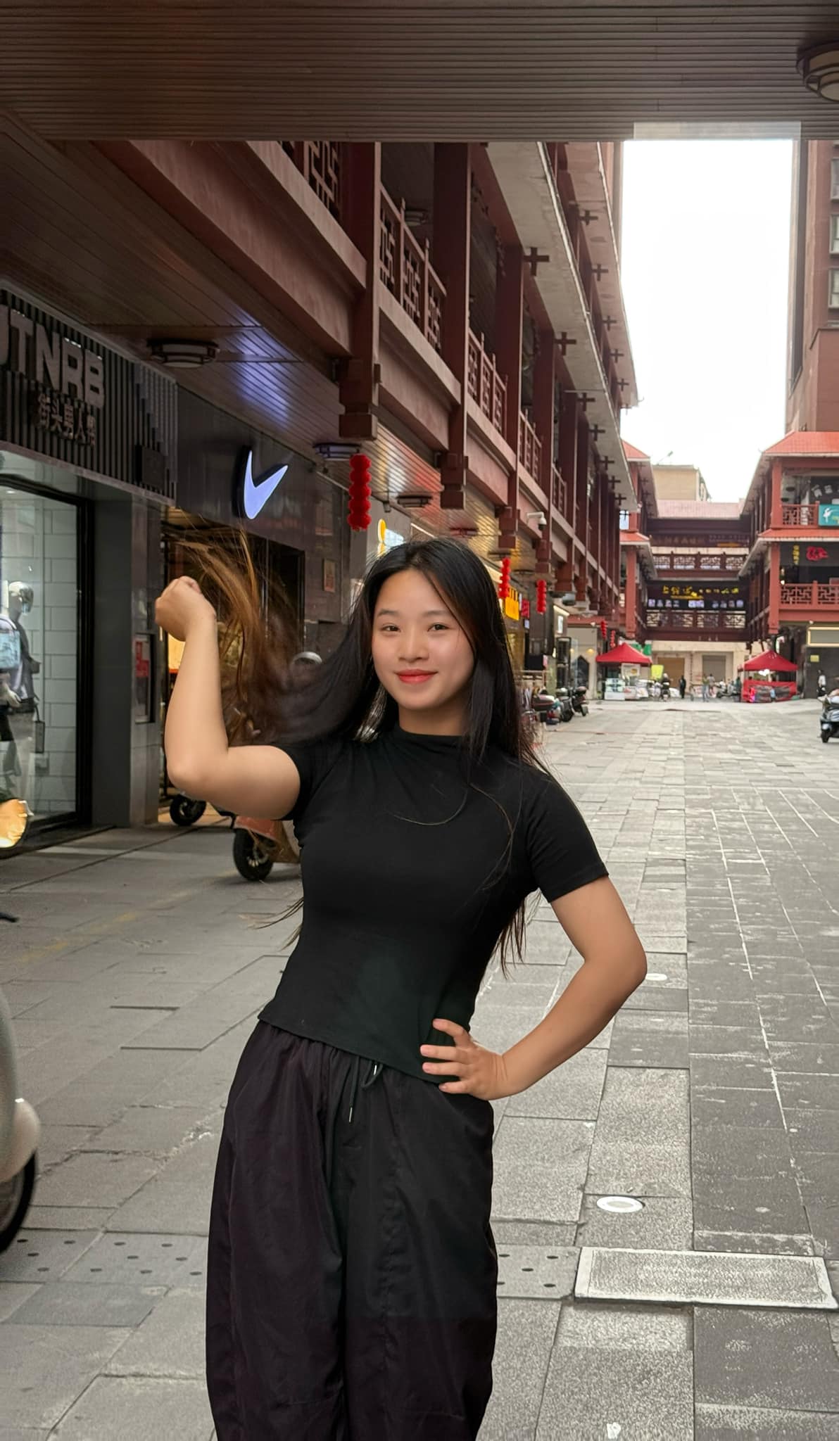 Đôi giày của chị Lan Anh (Yuki) - Roi da của chị Hương Quỳnh
