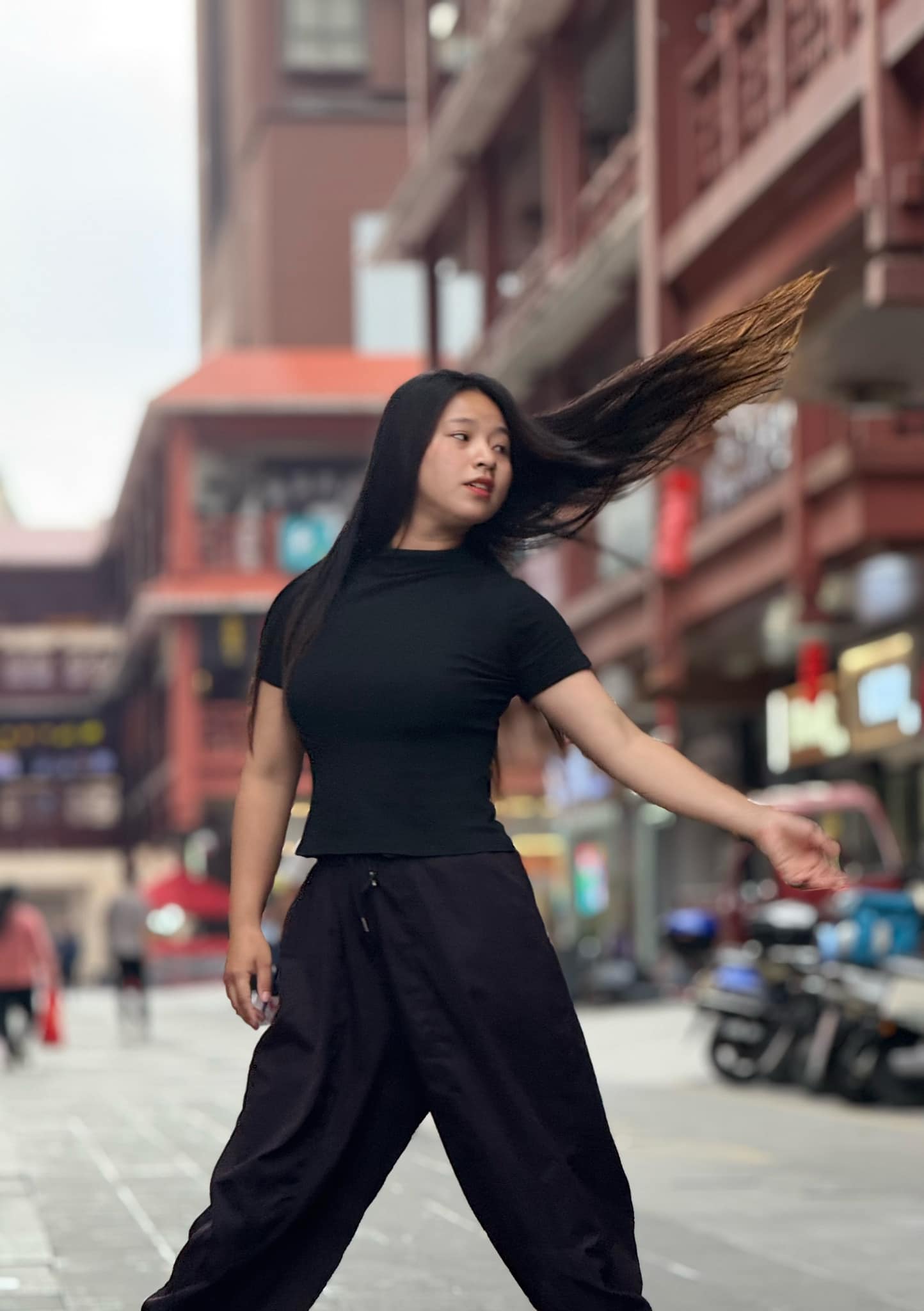 Đôi giày của chị Lan Anh (Yuki) - Roi da của chị Hương Quỳnh