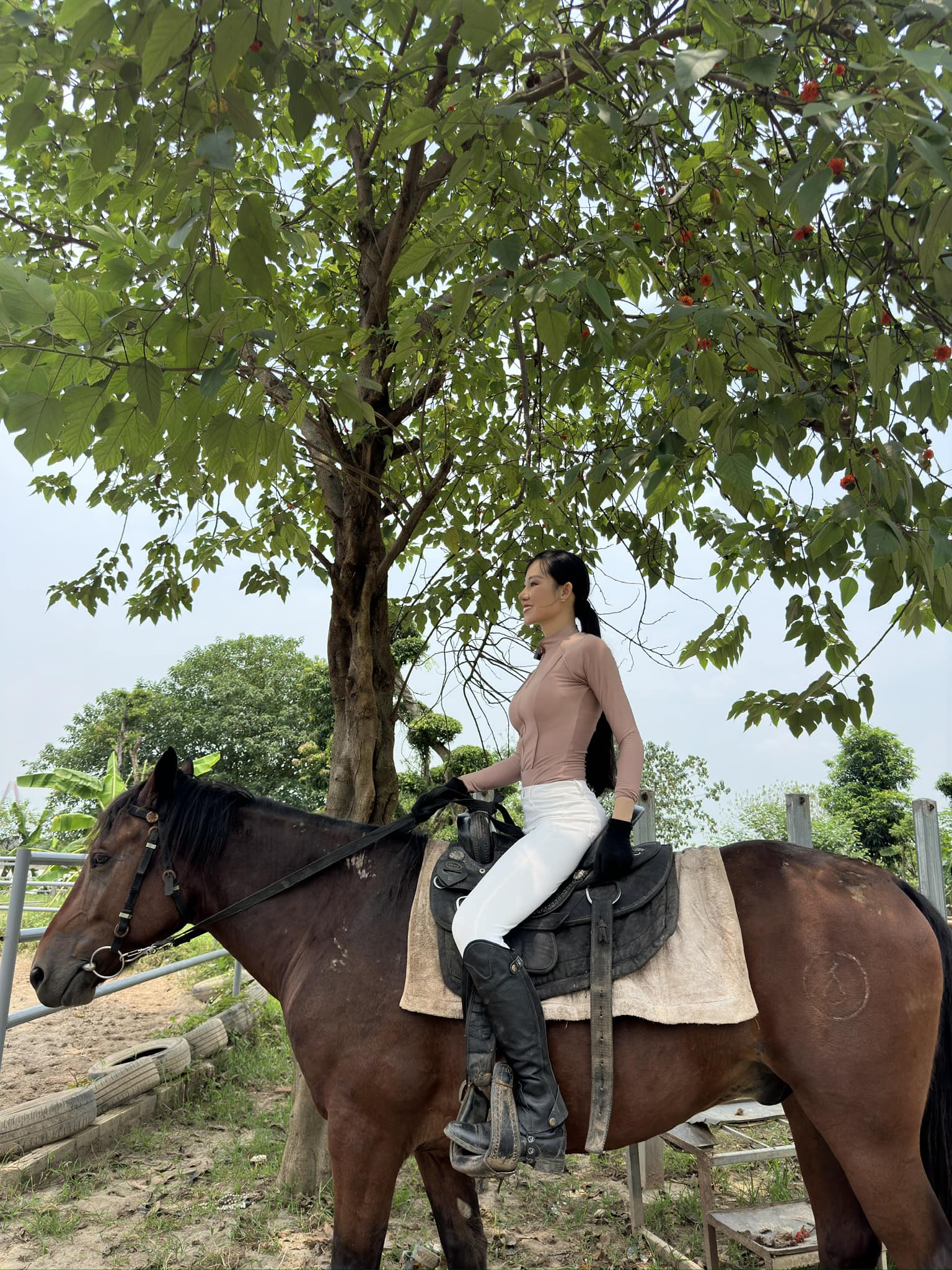 Đôi giày của chị Lan Anh (Yuki) - Roi da của chị Hương Quỳnh