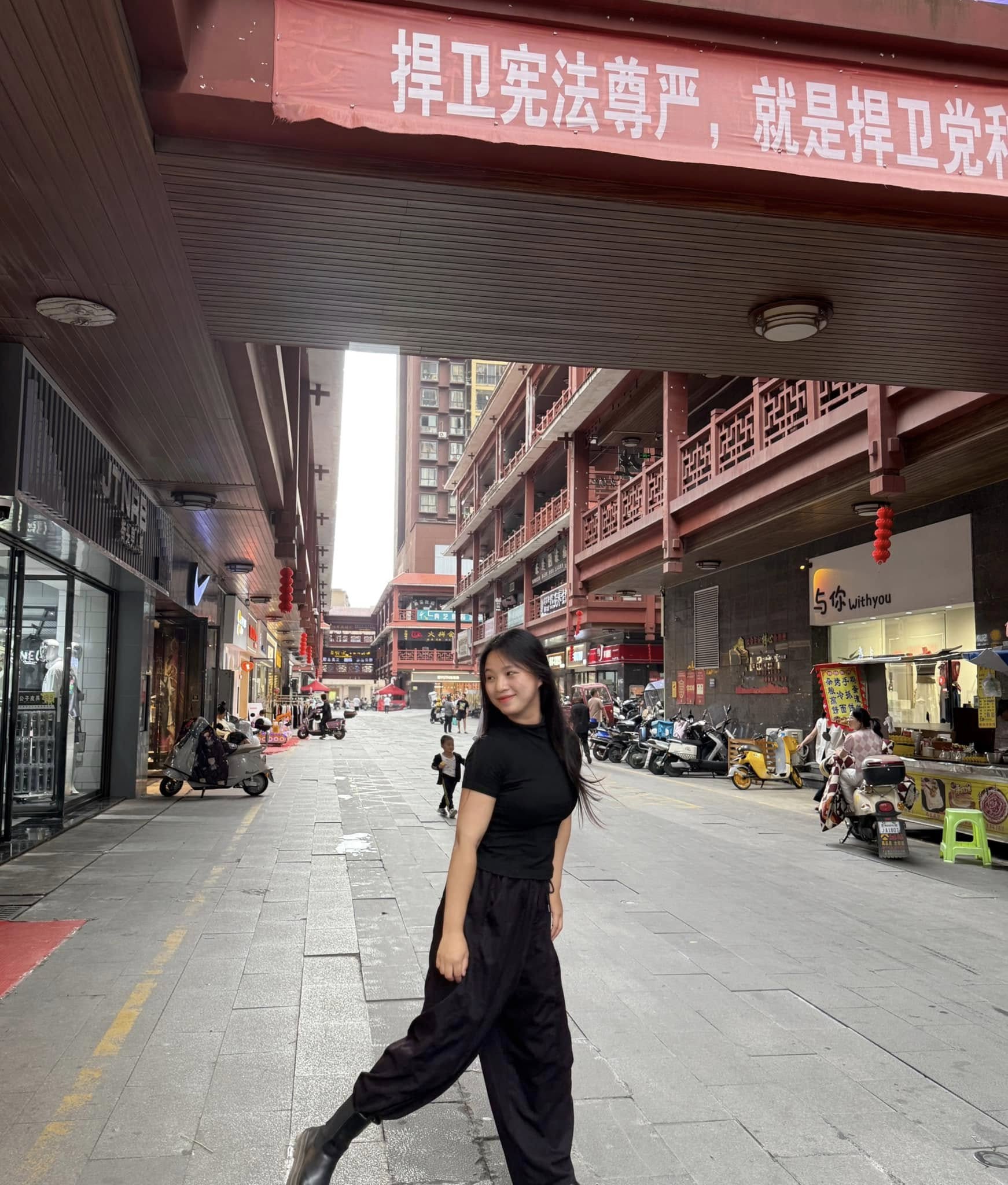 Đôi giày của chị Lan Anh (Yuki) - Roi da của chị Hương Quỳnh