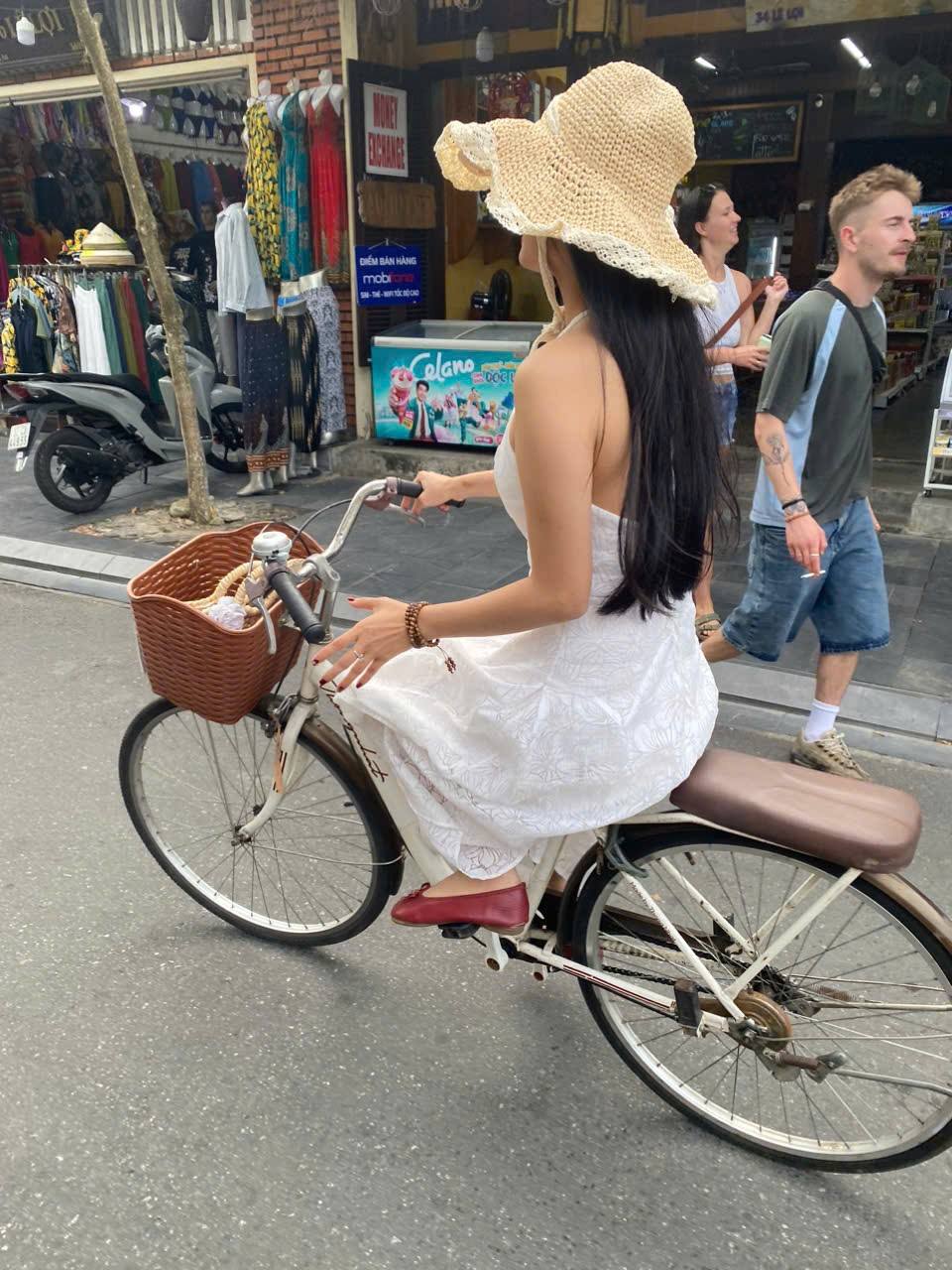 Đôi giày chị Phương Anh  (Annie)